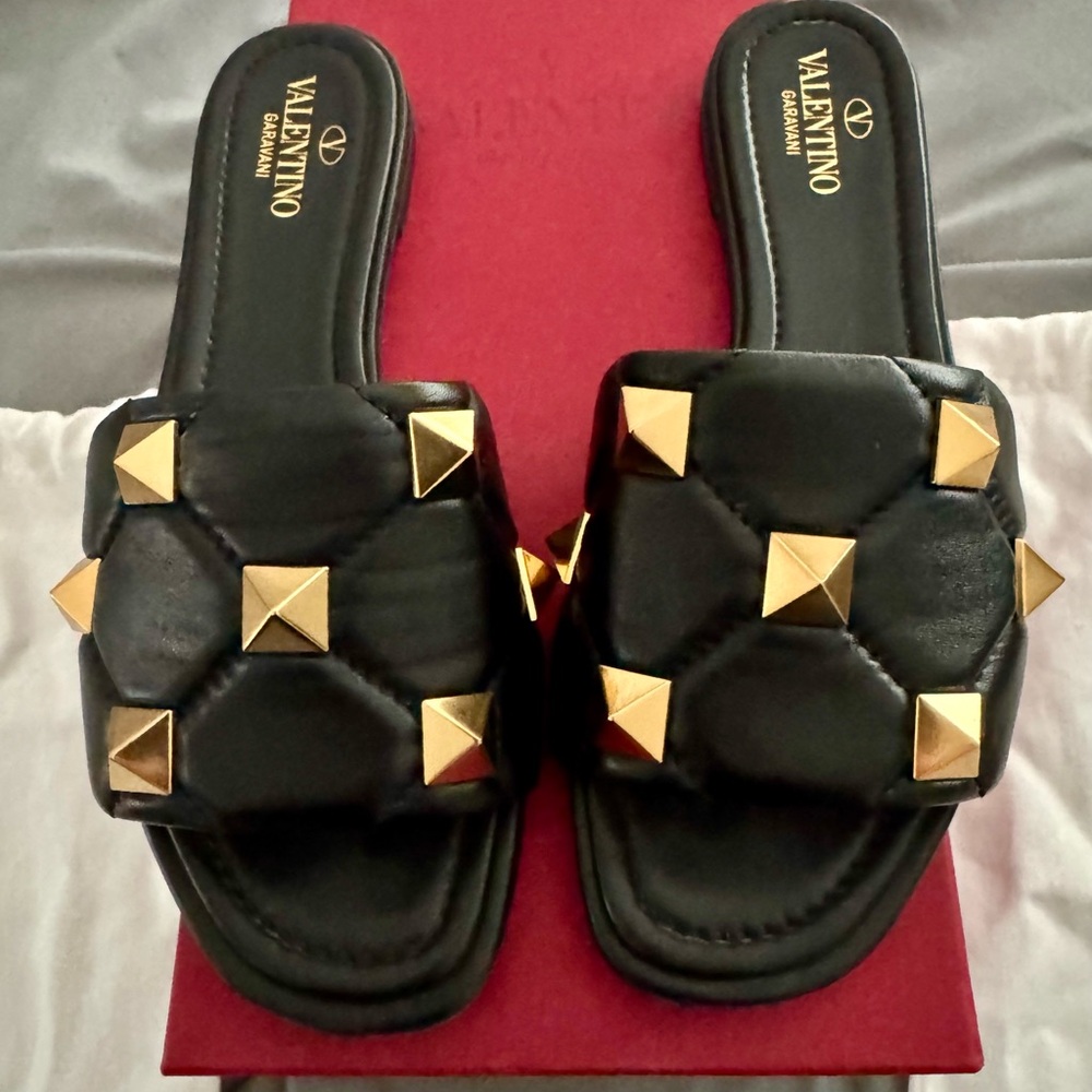 Valentino Garavani Roman Stud Black Leather Sandals. Size 37.5/US 7